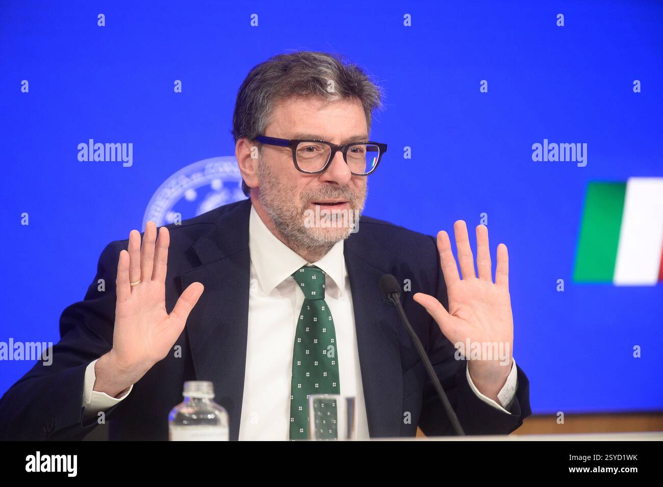 Italien, Rom, 28. Februar 2025: Chigi-Palast, Giancarlo Giorgetti, Wirtschaftsminister, auf Pressekonferenz zur Senkung der Gaskosten und der Kernenergie Foto © Stefano Carofei/Sintesi/Alamy Live News Stockfoto