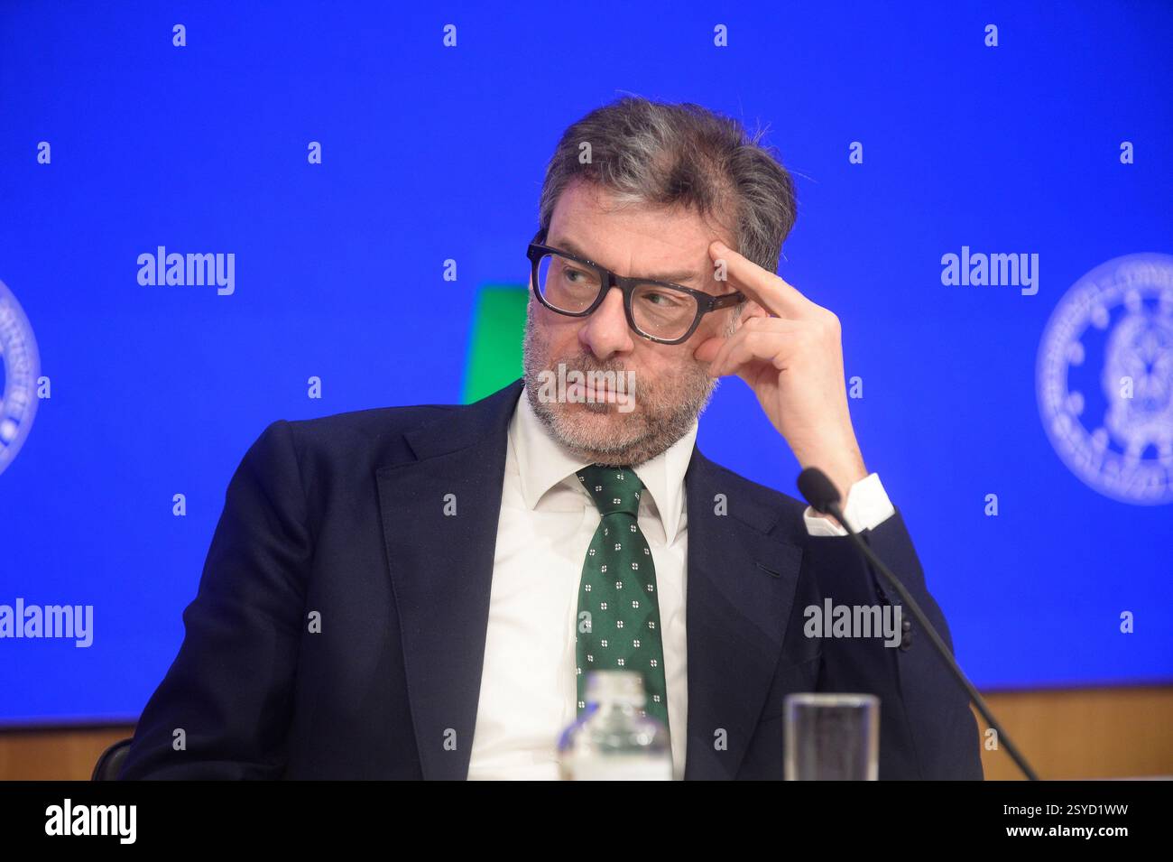Italien, Rom, 28. Februar 2025: Chigi-Palast, Giancarlo Giorgetti, Wirtschaftsminister, auf Pressekonferenz zur Senkung der Gaskosten und der Kernenergie Foto © Stefano Carofei/Sintesi/Alamy Live News Stockfoto