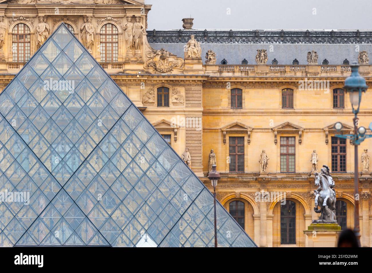 Paris Louvre Museum, Blick auf die Fassade des Louvre Museum of Art mit der Spitze der modernistischen Glaspyramide im Vordergrund, Paris, Frankreich Stockfoto