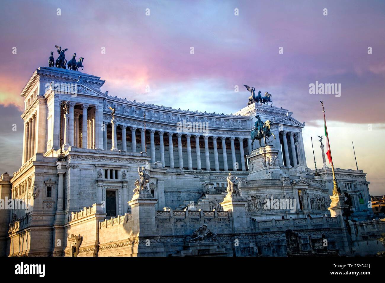 Majestätisch auf der Piazza Venezia steht der Altare della Patria, oder Altar des Vaterlandes, eine monumentale Hommage an Viktor Emmanuel II. In Rom. Stockfoto