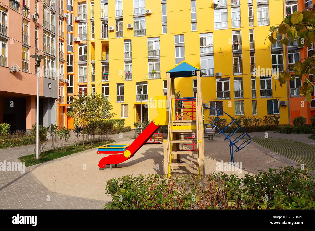 Spielplatz im Innenhof in einem modernen Wohnkomplex. Stadt Stockfoto