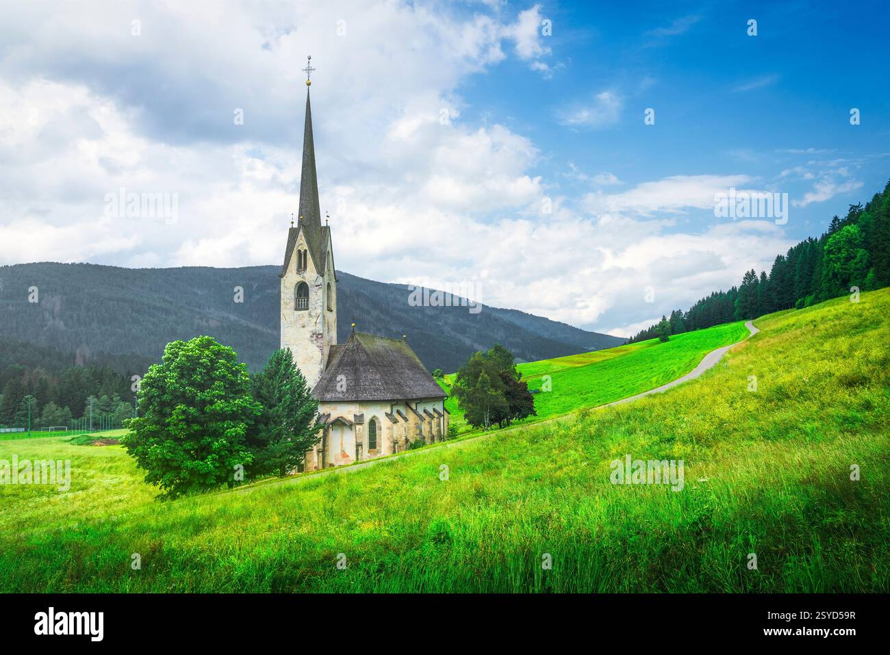 Malerische Kirche Santa Maddalena di Villabassa eingebettet in die atemberaubenden Dolomiten, Südtirol. Atemberaubende Alpenlandschaft mit historischer Kirche, g Stockfoto