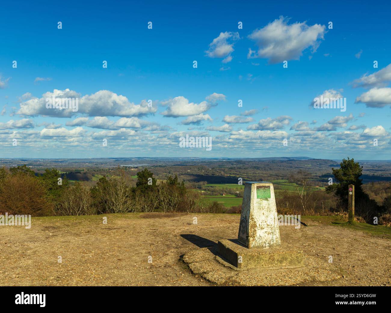 Trigpunkt auf dem Gibbet Hill, Hindhead Common, Surrey, England, Großbritannien. Stockfoto