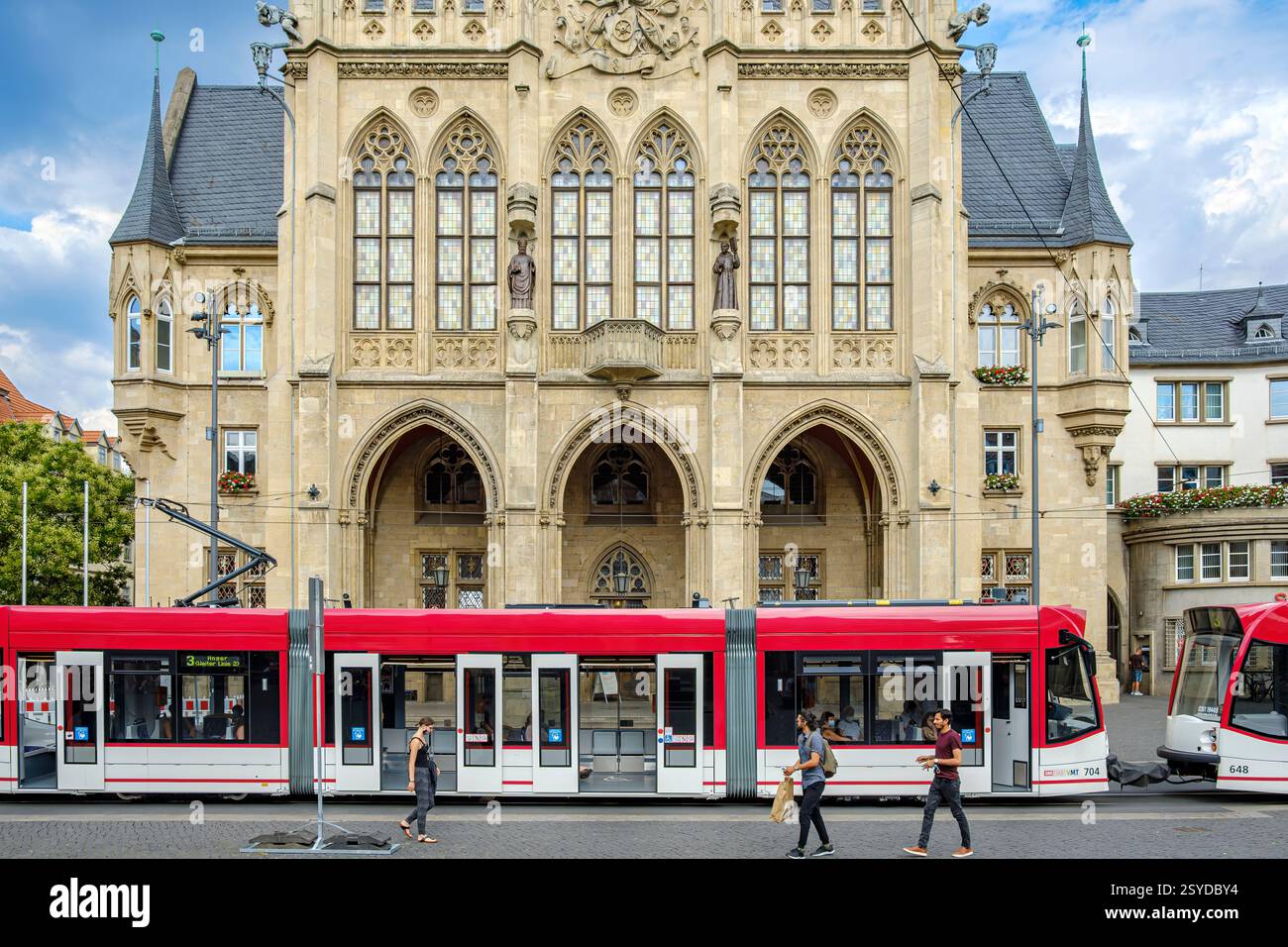 Hauptfassade des Erfurter Rathauses am Fischmarkt mit einer Haltestelle der Straßenbahn davor, in der Altstadt von Erfurt, Thüringen, Deutschland. Stockfoto