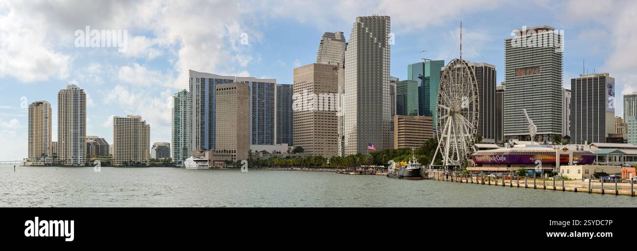 Miami, Florida, USA - 1. Dezember 2023: Panoramablick auf Gebäude und ein Riesenrad an der Uferpromenade von Bayside in Miami Stockfoto