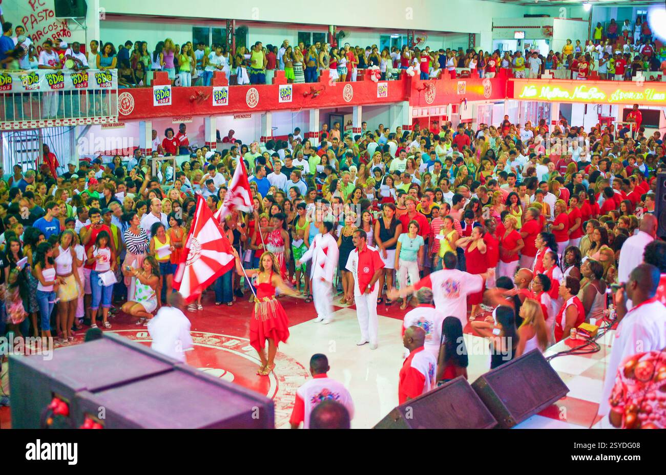 Brasilien, Rio de Janeiro, Eine Samba-Schule (Escola de Samba), ein Tanz-, Marsch- und Schlagzeugclub. Samba-Schulen haben eine starke Gemeindebasis und sind es auch Stockfoto