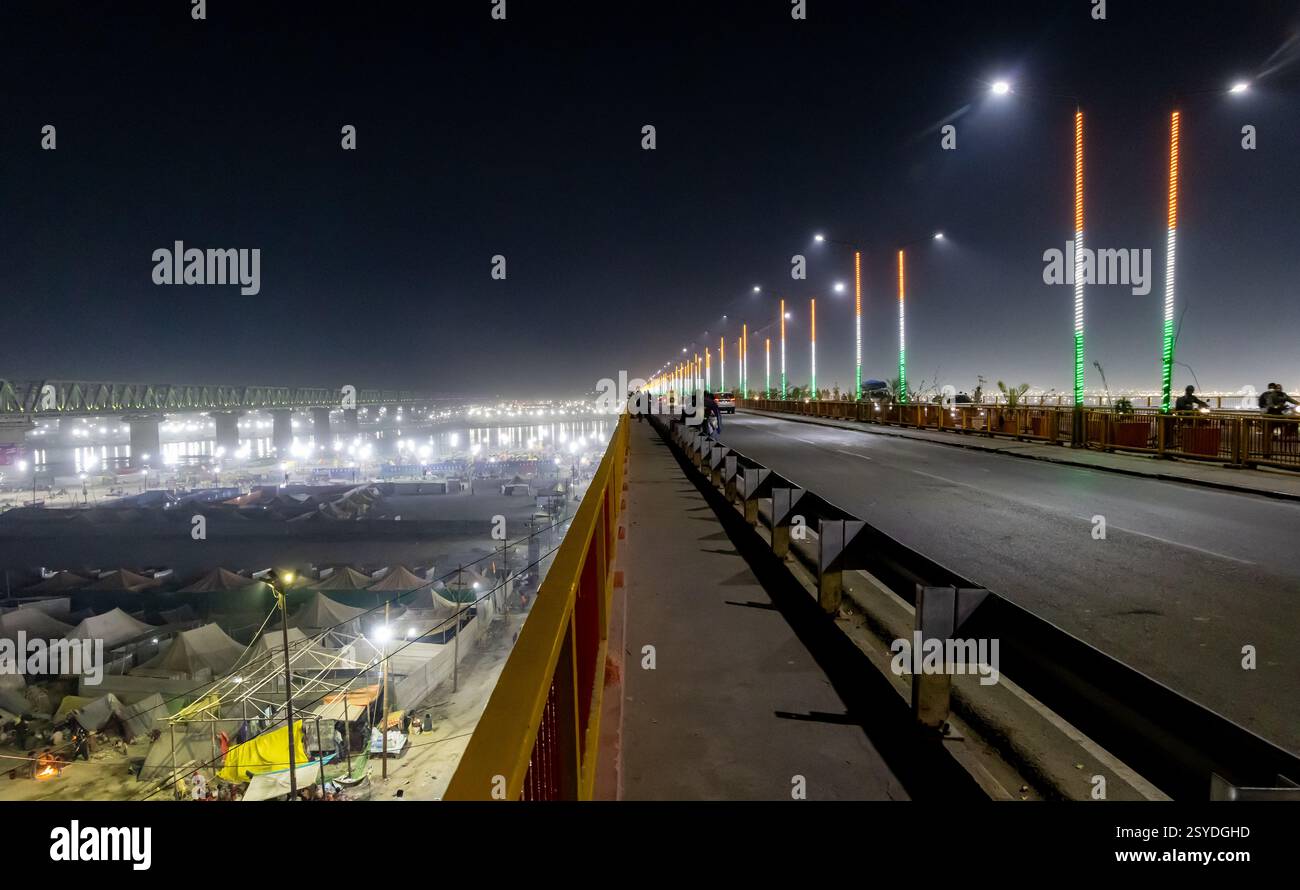 Straßenbrücke mit temporären Lagern beim Mahakumbh-Festival bei Nacht Bild in Mahakumbh mela prayagraj uttar pradesh indien am 17. Februar 2025 aufgenommen. Stockfoto