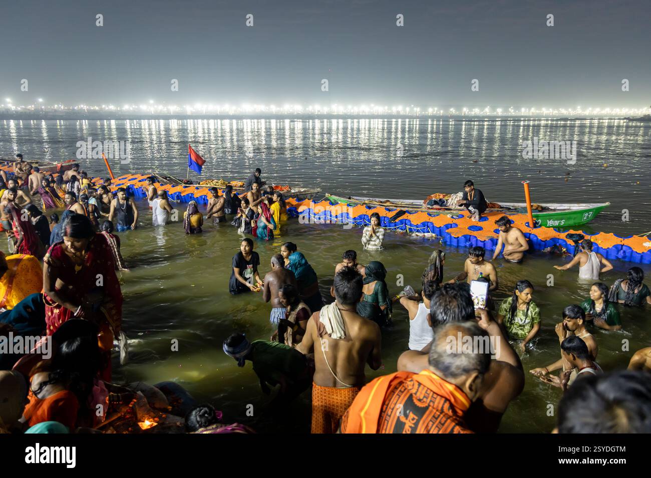 Spirituelle Versammlung von Gläubigen im triveni Sangam beim Mahakumbh Festival in der Nacht Bild wird im Mahakumbh mela prayagraj uttar pradesh indien am Februar aufgenommen Stockfoto