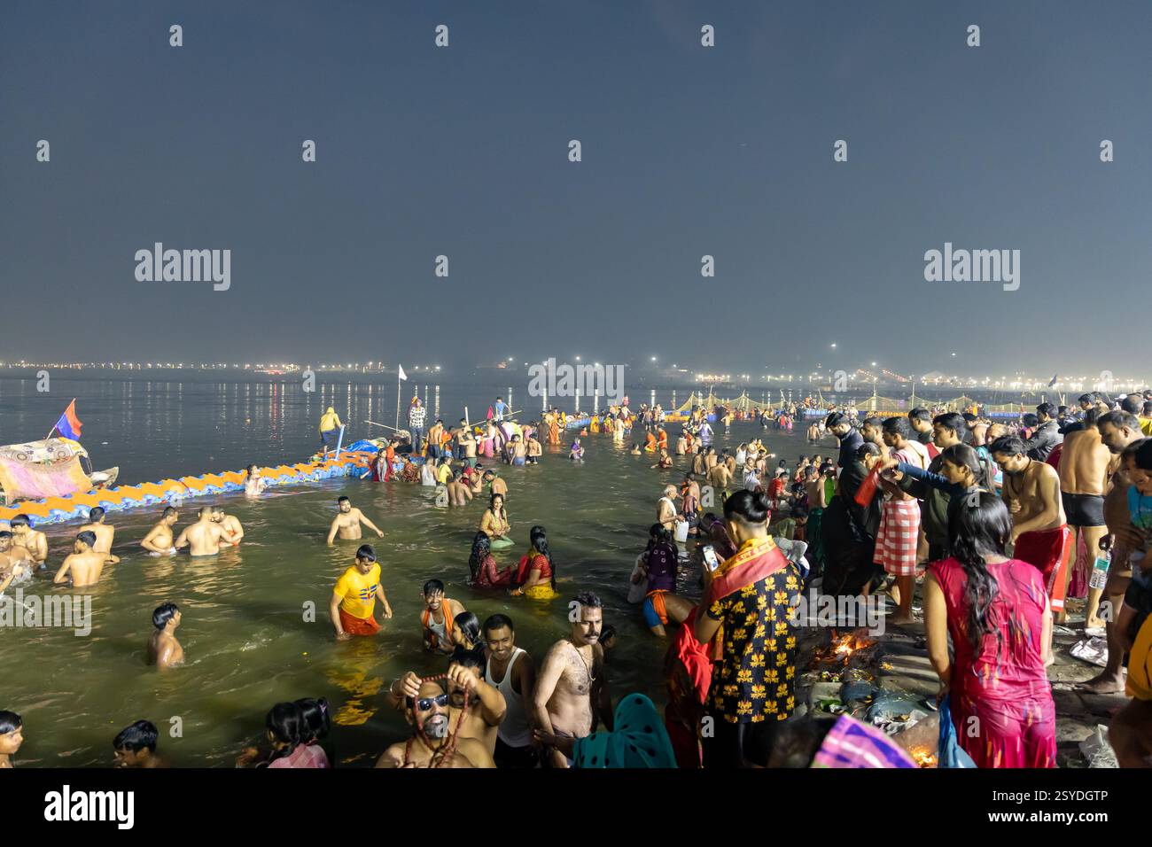 Spirituelle Versammlung von Gläubigen im triveni Sangam beim Mahakumbh Festival in der Nacht Bild wird im Mahakumbh mela prayagraj uttar pradesh indien am Februar aufgenommen Stockfoto