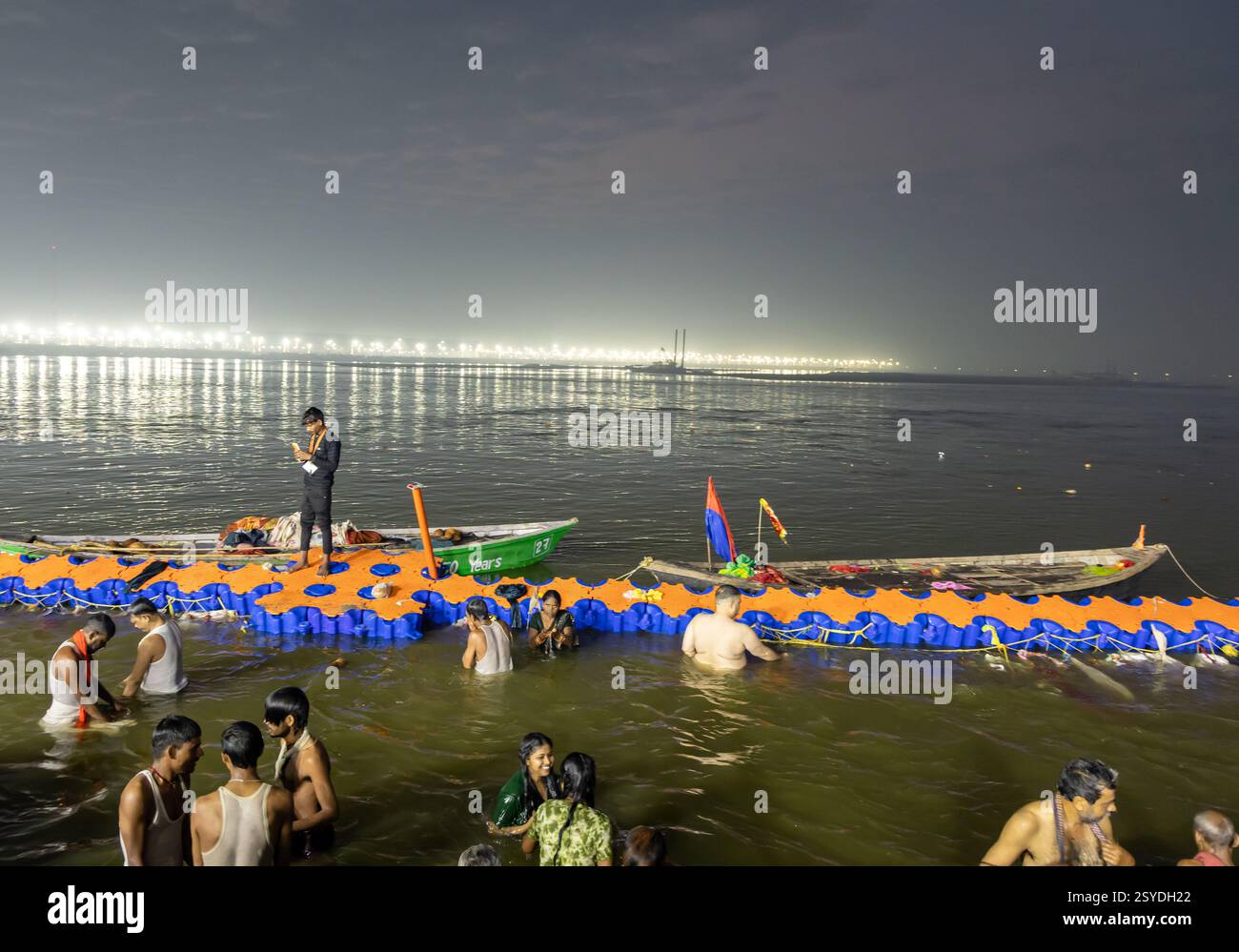 Spirituelle Versammlung von Gläubigen im triveni Sangam beim Mahakumbh Festival in der Nacht Bild wird im Mahakumbh mela prayagraj uttar pradesh indien am Februar aufgenommen Stockfoto