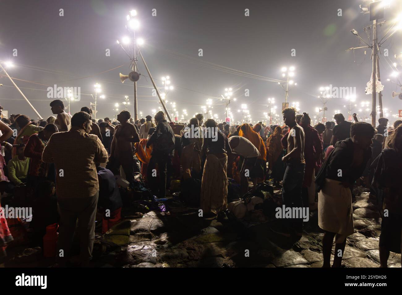 Spirituelle Versammlung von Gläubigen im triveni Sangam beim Mahakumbh Festival in der Nacht Bild wird im Mahakumbh mela prayagraj uttar pradesh indien am Februar aufgenommen Stockfoto