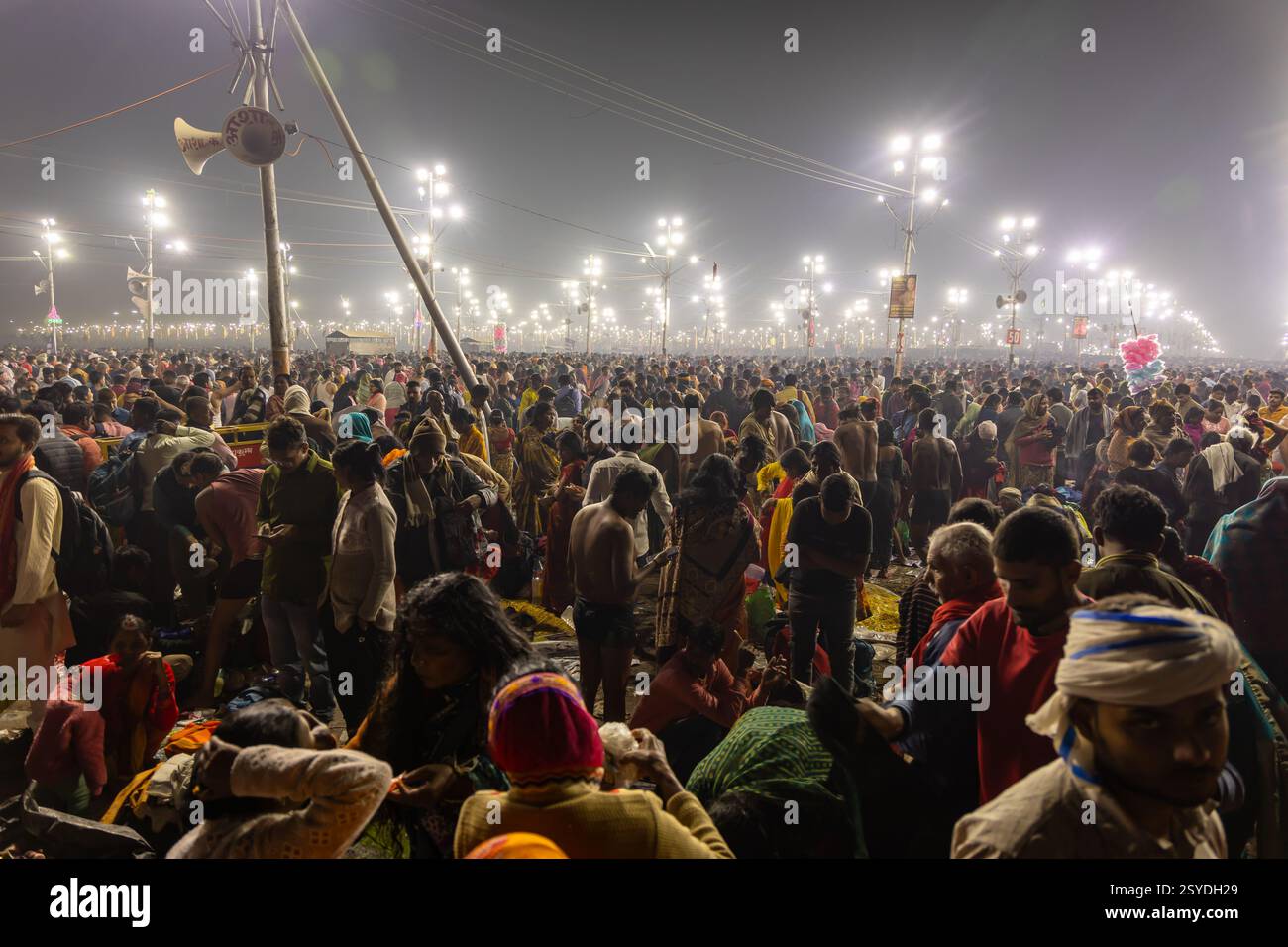 Spirituelle Versammlung von Gläubigen im triveni Sangam beim Mahakumbh Festival in der Nacht Bild wird im Mahakumbh mela prayagraj uttar pradesh indien am Februar aufgenommen Stockfoto