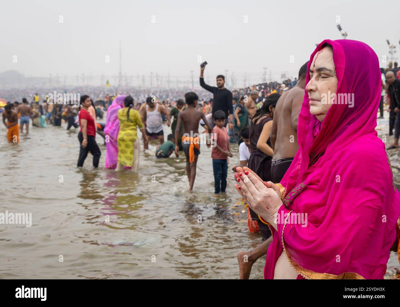 Heilige Gläubige, die heiligen pryer am triveni Sangam beim Mahakumbh-Festival anbieten, werden im Mahakumbh mela prayagraj uttar pradesh india am F aufgenommen Stockfoto