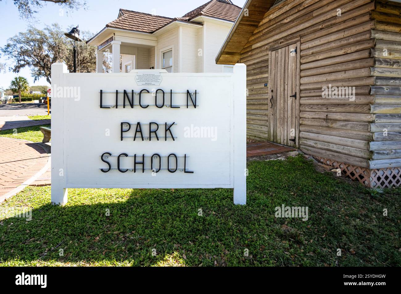 Ein Schild zum Gedenken an die Lincoln Park School, die schwarzen Studenten vor der Einwanderung eine Ausbildung ermöglichte, im Historic Clermont Village in Clermont, FL. Stockfoto