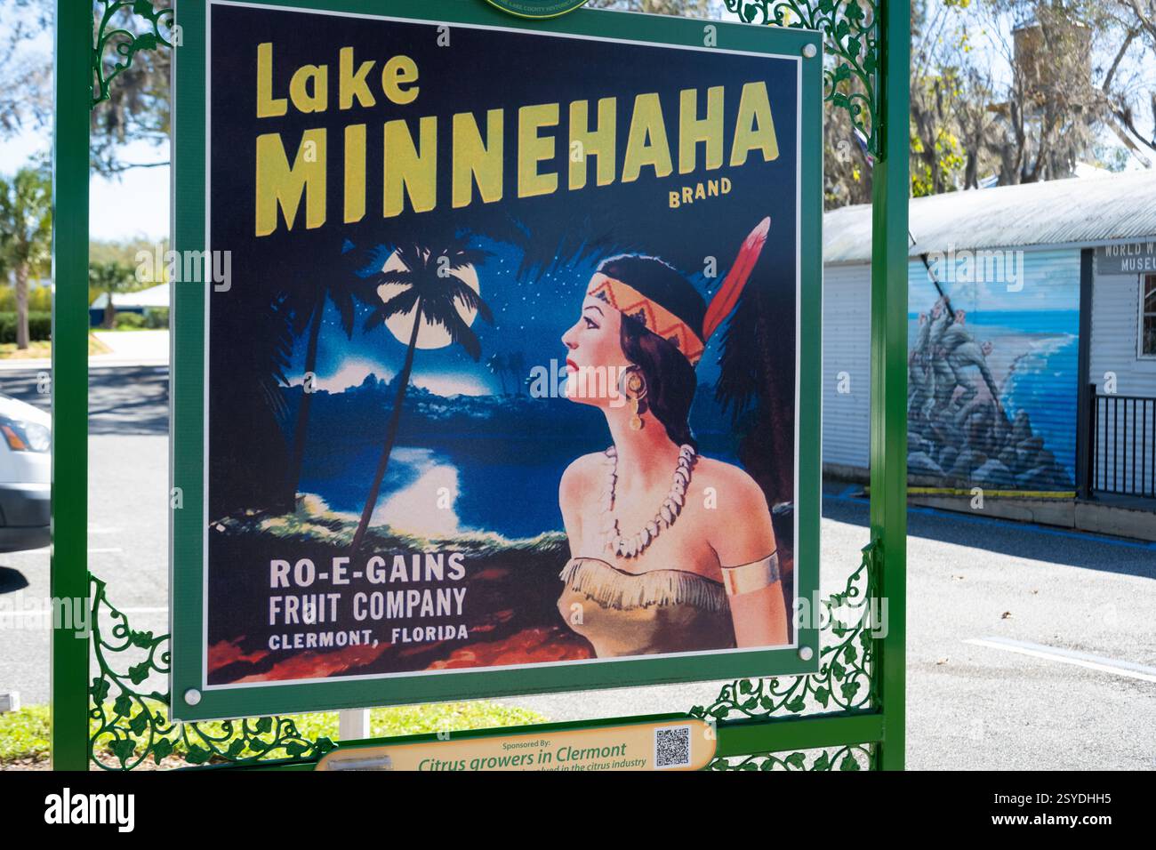 Schild und World war II Museum am Lake Minnehaha im Historic Clermont Village am Lake Minneola in Clermont, Florida, in der Nähe von Orlando. (USA) Stockfoto