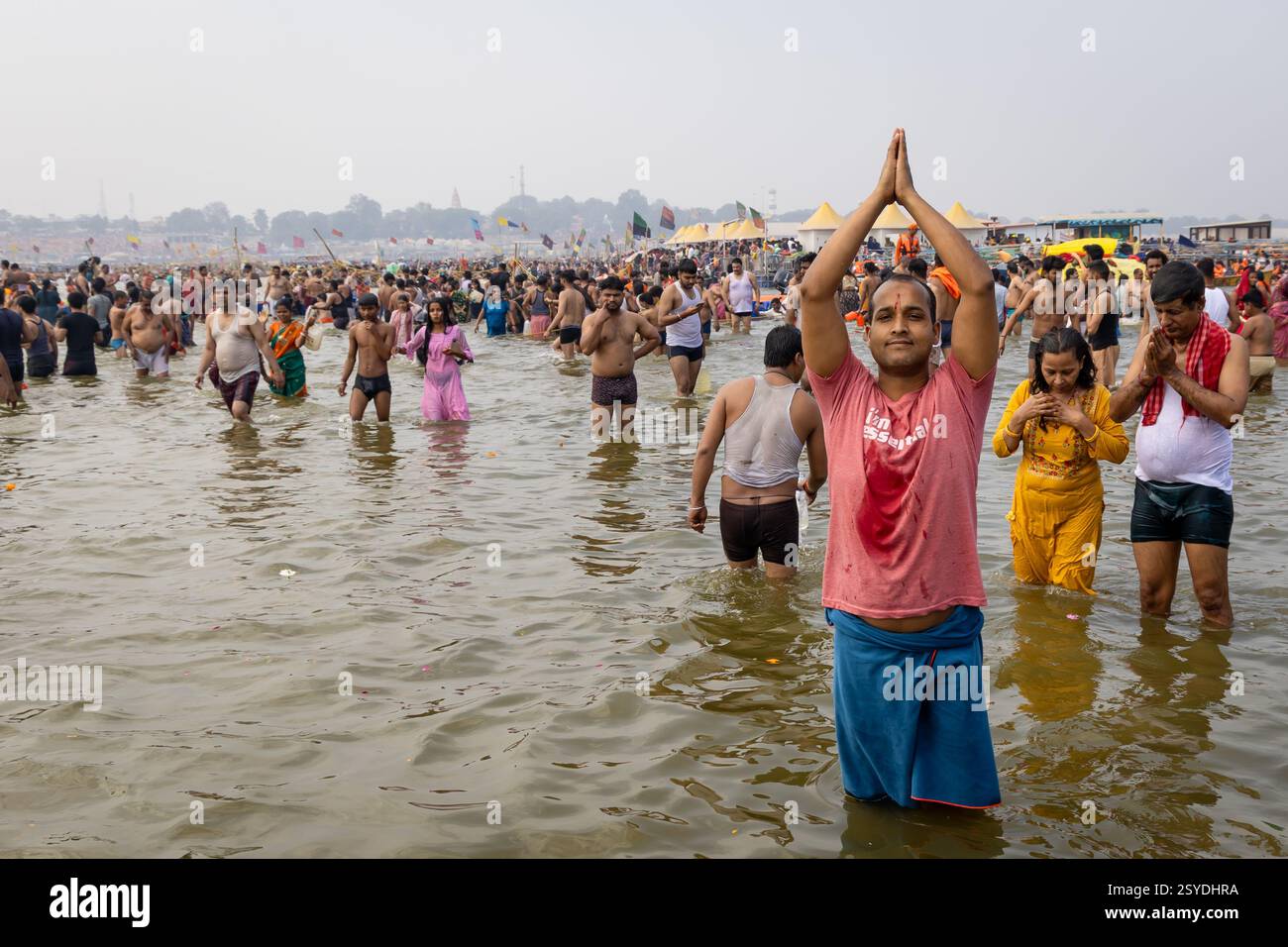 Heilige Gläubige, die heiligen pryer am triveni Sangam beim Mahakumbh-Festival anbieten, werden im Mahakumbh mela prayagraj uttar pradesh india am F aufgenommen Stockfoto