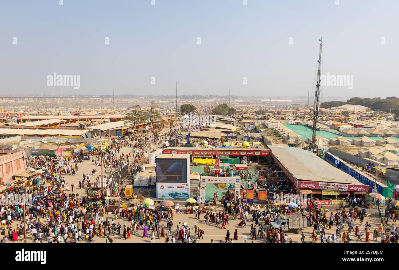 Überfüllte vorübergehende Schutzräume am triveni Sangam am Mahakumbh Festival Bild wird am 17. Februar 2025 im Mahakumbh mela prayagraj uttar pradesh india aufgenommen. Stockfoto
