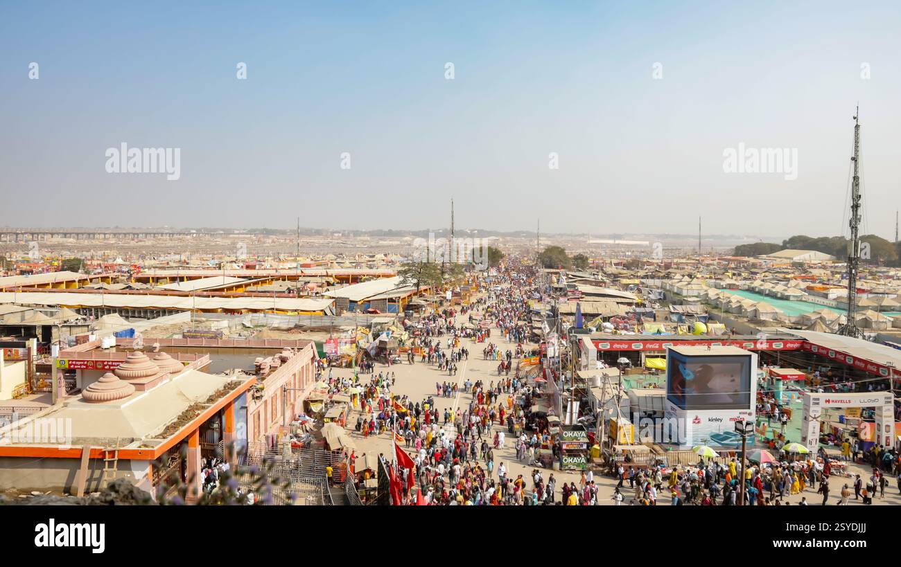 Überfüllte vorübergehende Schutzräume am triveni Sangam am Mahakumbh Festival Bild wird am 17. Februar 2025 im Mahakumbh mela prayagraj uttar pradesh india aufgenommen. Stockfoto