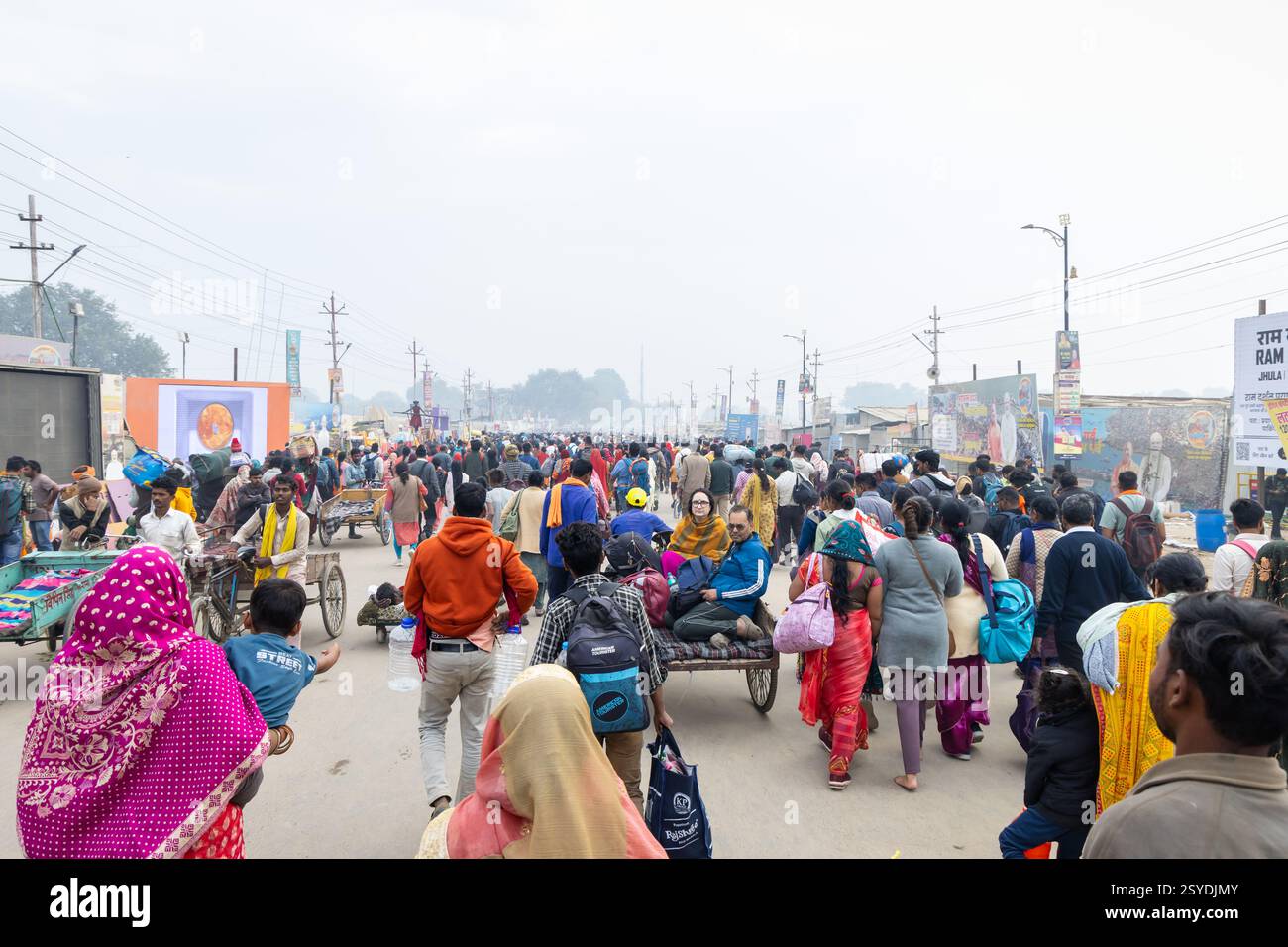 Am 17. Februar 202 wurde im mahakumbh mela prayagraj uttar pradesh india eine riesige Versammlung von Gläubigen aufgenommen, die zum heiligen triveni Sangam im Mahakumbh-Bild gehen Stockfoto