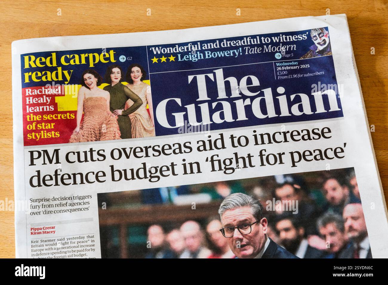 26. Februar 2025. Die Schlagzeile des Guardian lautet: Premierminister kürzt die Hilfe im Ausland, um den Verteidigungshaushalt im Kampf für den Frieden zu erhöhen. Stockfoto