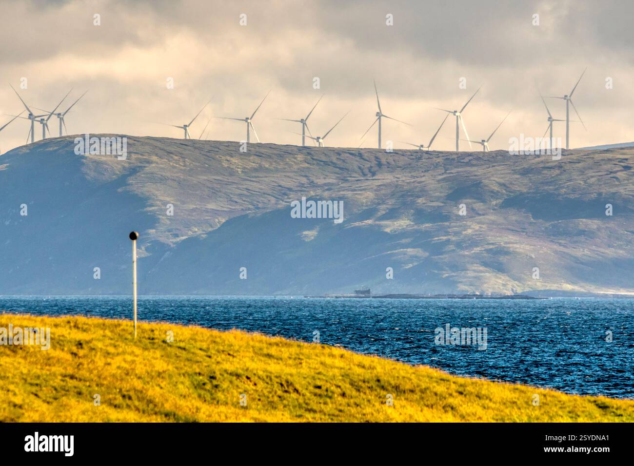 Ein Fernblick auf den Wikinger-Windpark auf dem Shetland Festland über den Yell Sound von der Nachbarinsel Yell. Stockfoto