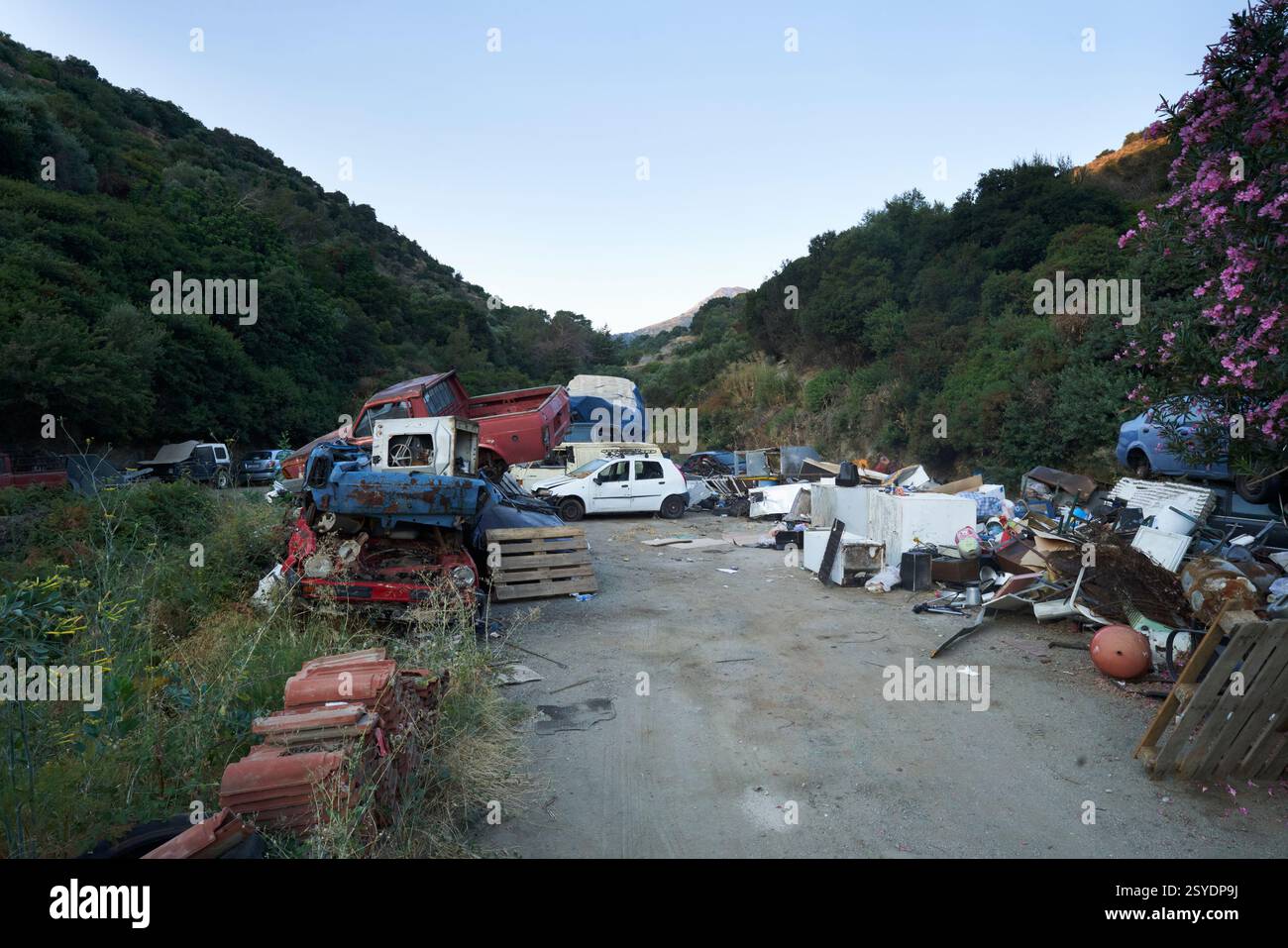 Verschrottet Autos auf einer griechischen Insel. Stockfoto