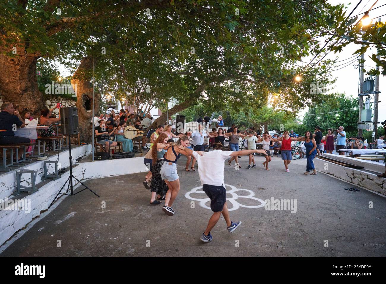 Eine panegyri, oder Dorf Festival der traditionellen Musik und Volkstanz, auf der griechischen Insel Ikaria im Ägäischen Meer. Stockfoto