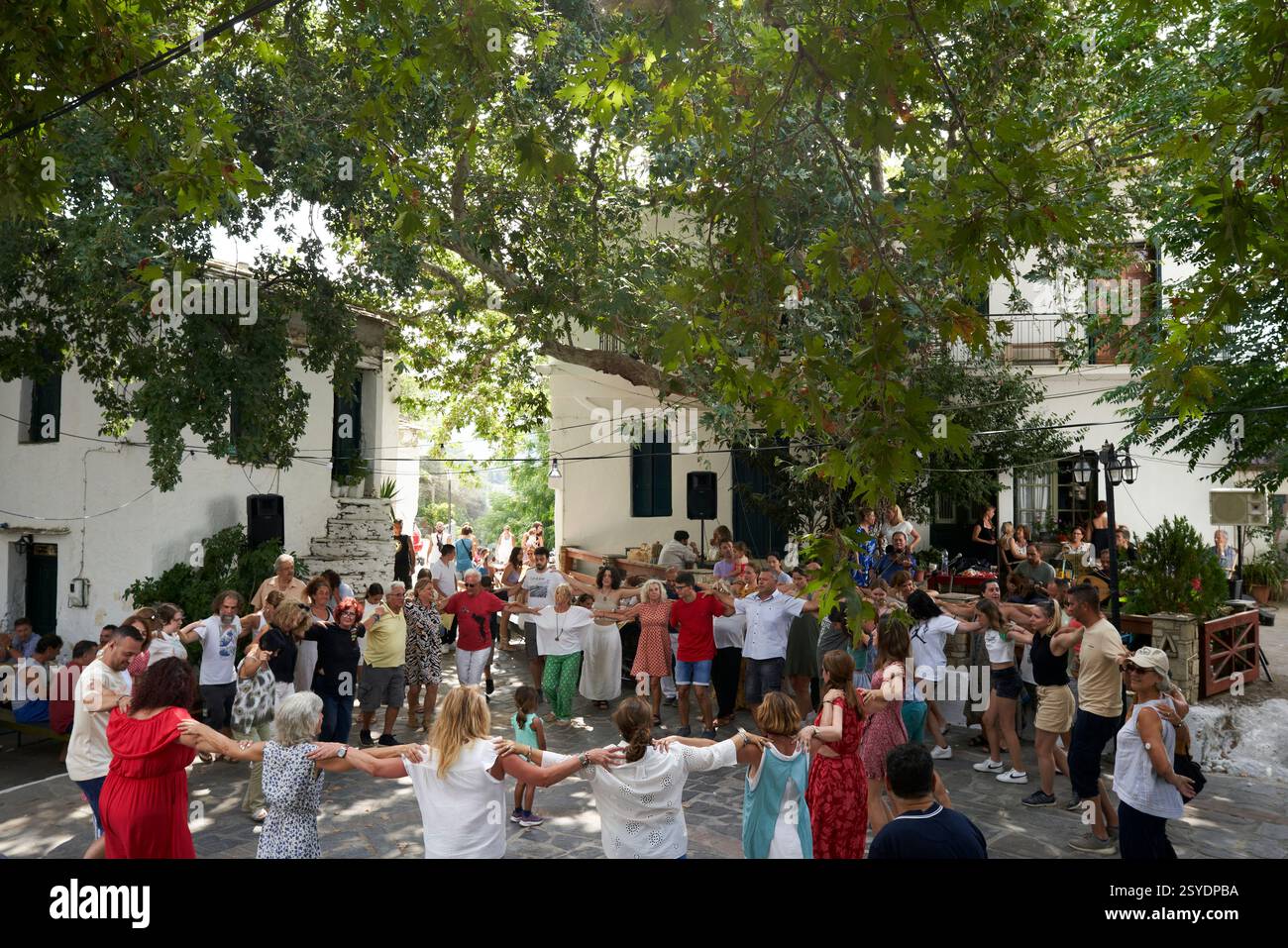 Eine panegyri, oder Dorf Festival der traditionellen Musik und Volkstanz, auf der griechischen Insel Ikaria im Ägäischen Meer. Stockfoto