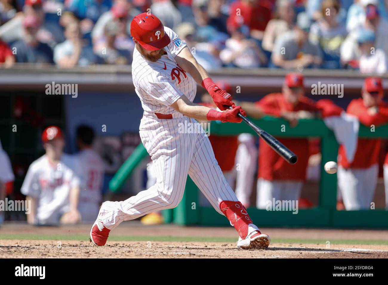 Clearwater, USA. Februar 2025. Clearwater (FL): Philadelphia Phillies dritter Baseman Christian Arroyo (22) gewinnt am Donnerstag, den 27. Februar 2025, im BayCare Park gegen die New York Yankees einen Einzug in die dritte Base. Die Phillies und die Yankees spielten 7-7 Unentschieden. (Kim Hukari/Image of Sport) Foto über Credit: Newscom/Alamy Live News Stockfoto