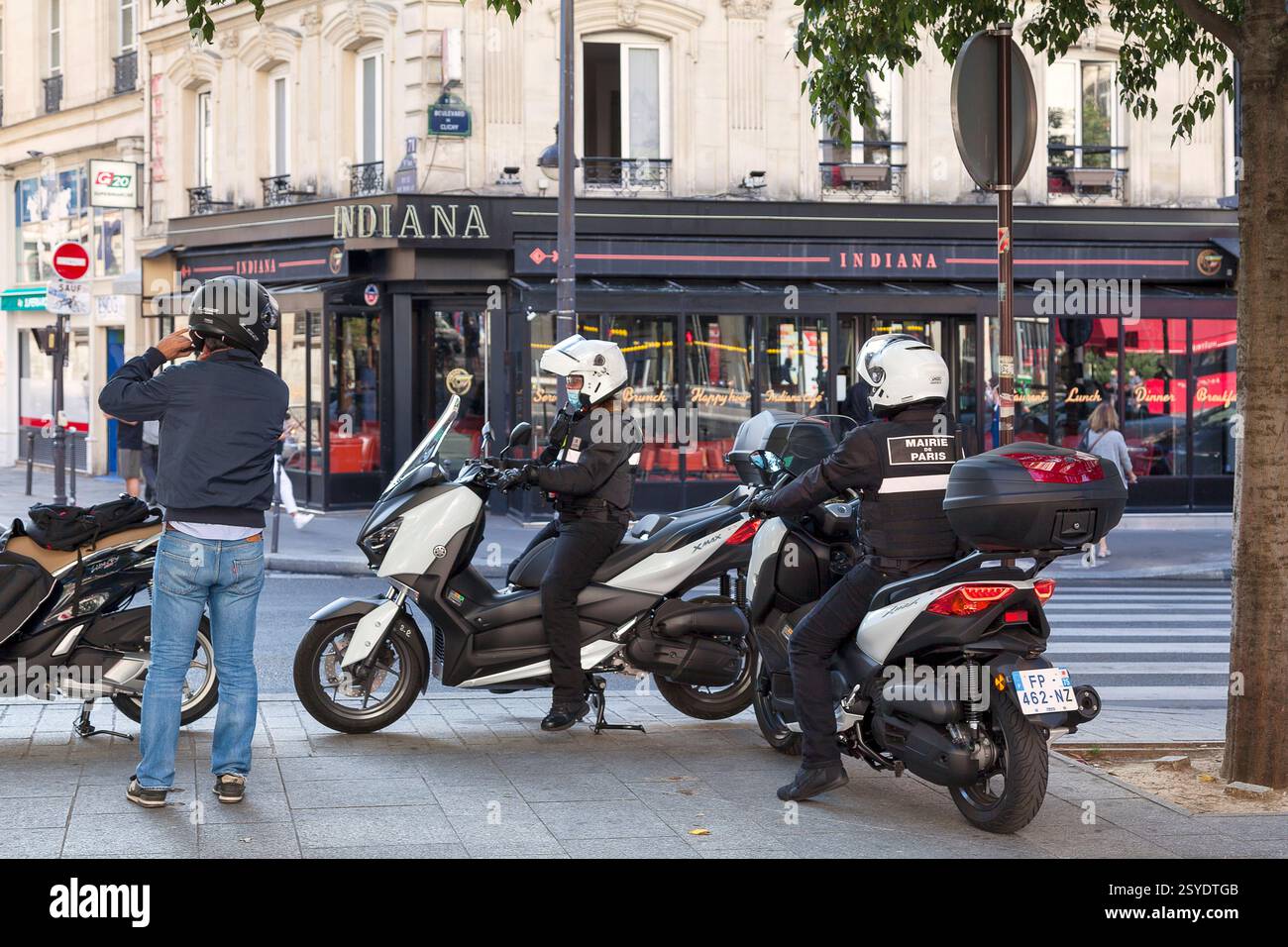 Paris, Frankreich - 21. September 2020: Zwei Sicherheitsbeamte auf ihren Motorrollern im Stadtzentrum. Der Bürgermeister von Paris hat ihm seine eigenen Sicherheitskräfte zurückgegeben Stockfoto