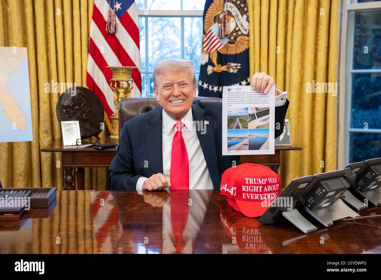 Washington, Usa. 25. Februar 2025. U. US-Präsident Donald Trump, hält einen Ausdruck aus seinem Social-Media-Post über die Wasserversorgung in Kalifornien während einer Unterzeichnungszeremonie im Oval Office des Weißen Hauses am 25. Februar 2025 in Washington, D.C. Trump verlangte die Freisetzung von Milliarden Liter Wasser aus staatlichen Reservoirs, die als verschwenderisch und schlecht erfunden galten. Quelle: Molly Riley/White House Photo/Alamy Live News Stockfoto