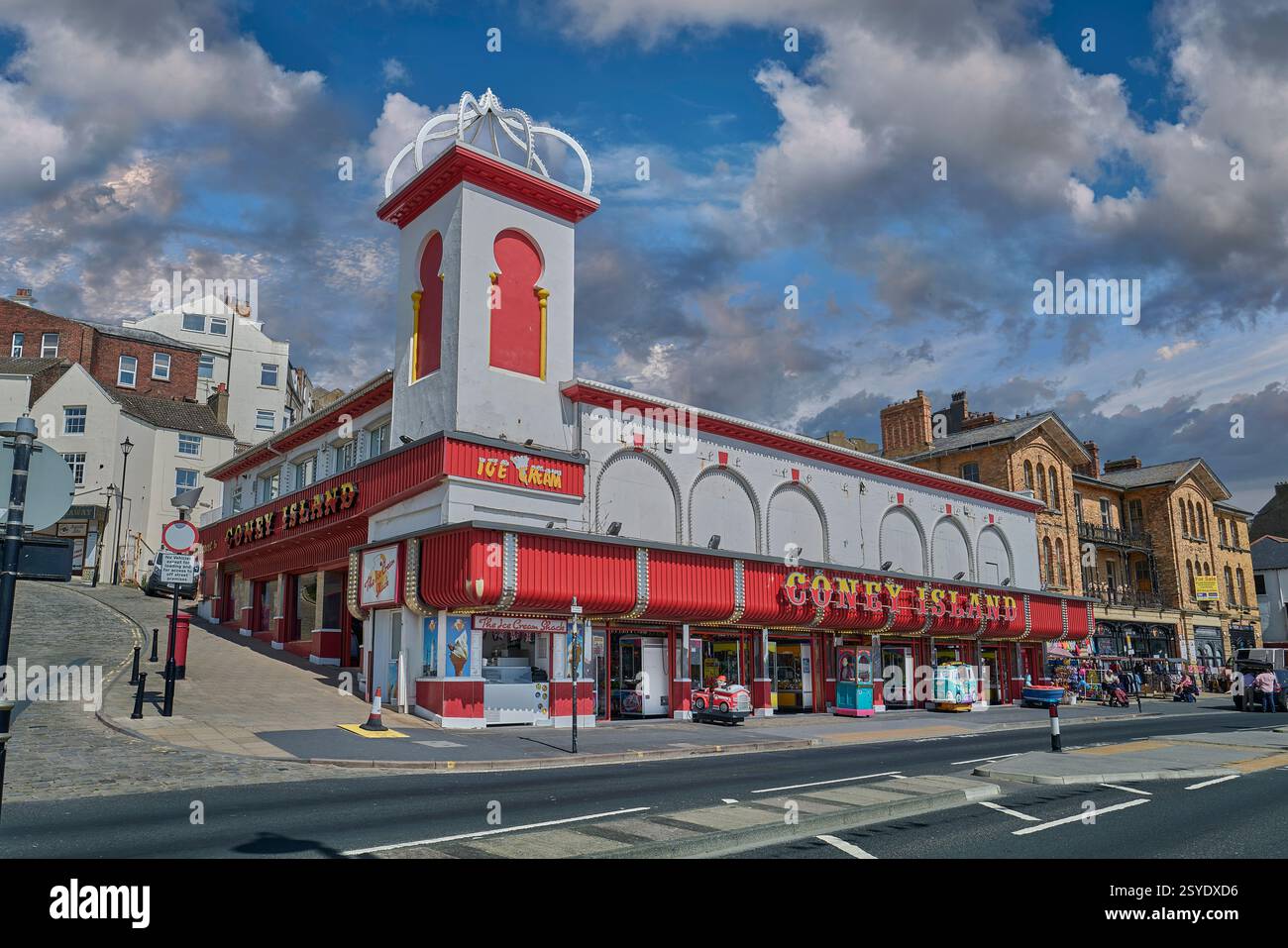 Traditionelle Küche britische Meeres-Vergnügungspassagen für Urlauber an der Küste von Scarborough, North Yorkshire England, Großbritannien. Stockfoto