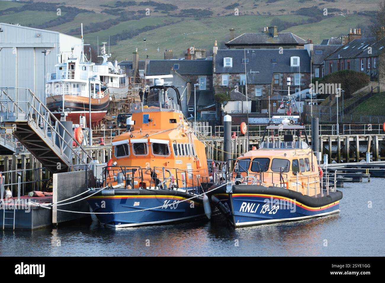 Girvan Ayrshire Scotland RNLI Rettungsboote im Hafen von Girvan mit Werft dahinter - Foto Februar 2025 Stockfoto