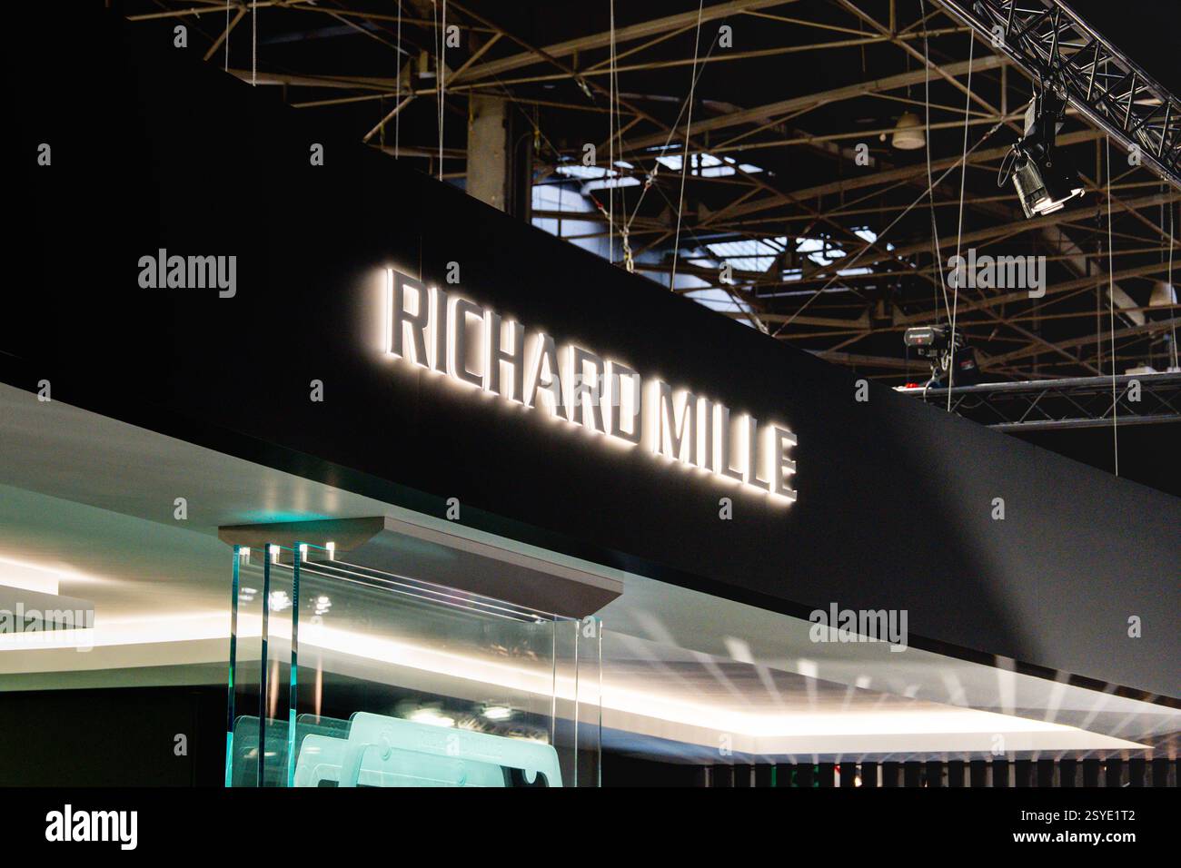 Innovatives Design und luxuriöse Handwerkskunst werden auf einer prominenten Uhrenausstellung in einem geräumigen, industriell gestalteten Veranstaltungsort präsentiert Stockfoto