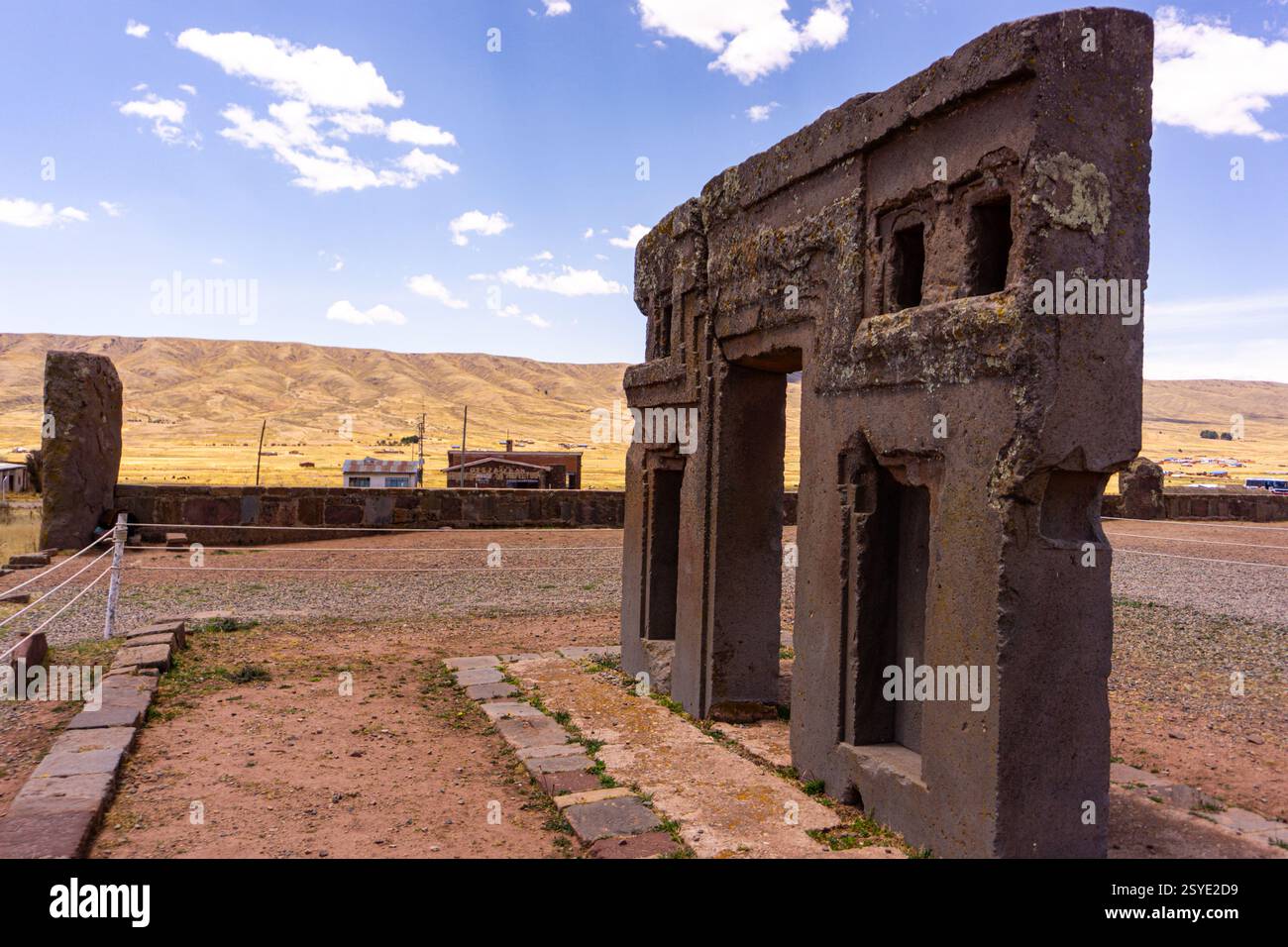 Berühmtes Tiwanaku-Sonnentor ein monumentaler Steinbogen mit präzisen geometrischen Gravuren und religiöser Ikonographie im bolivianischen Hochland Stockfoto