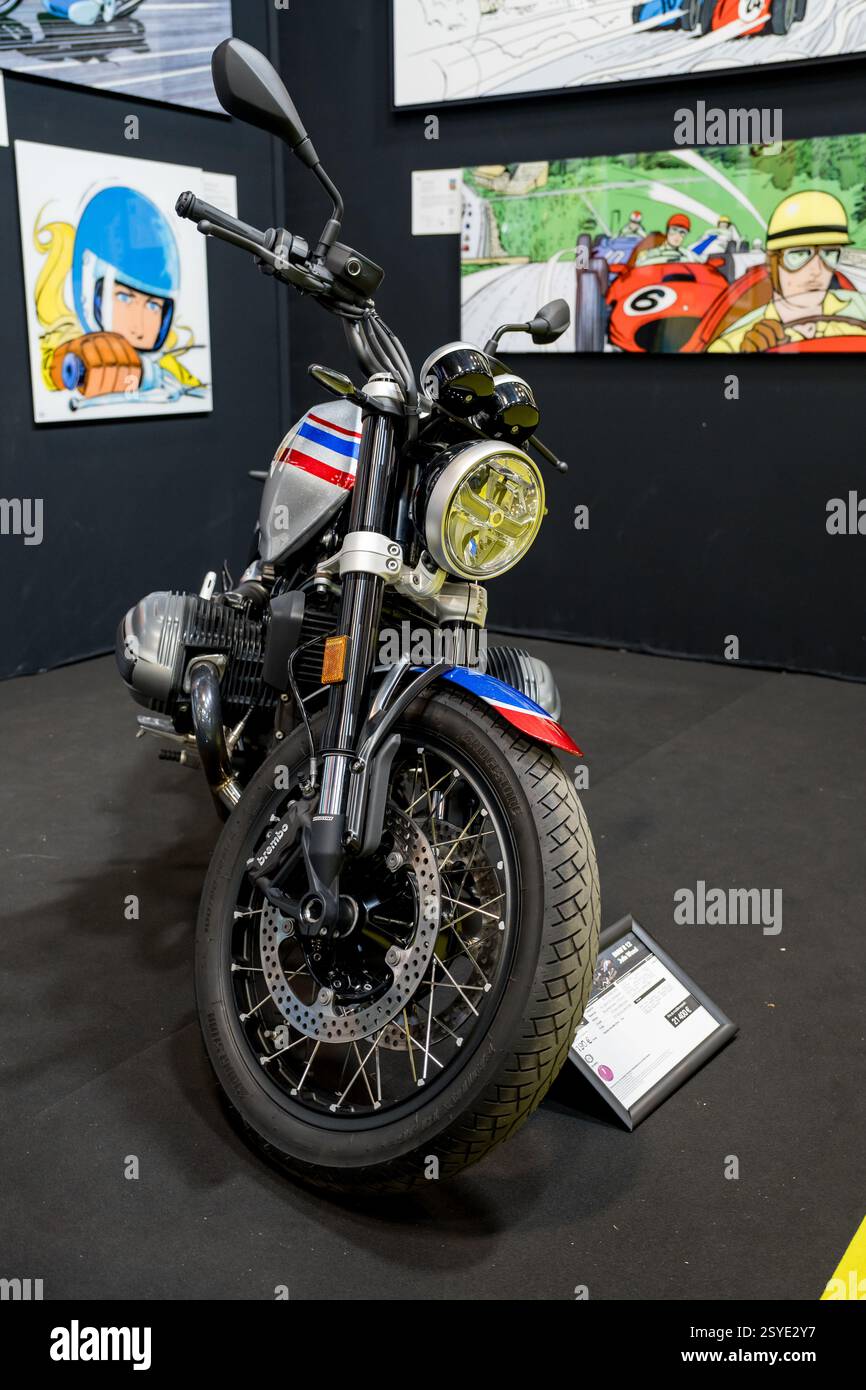 Klassisches Motorrad, das auf einer Kunstausstellung präsentiert wird, die Rennkultur und modernes Design zeigt Stockfoto