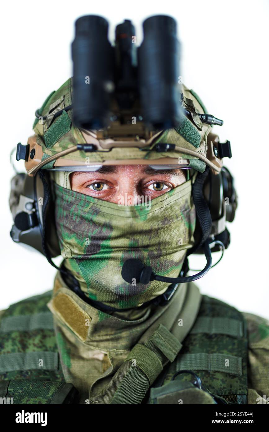 Nahaufnahme eines Soldaten in taktischer Uniform, Helm und Gesichtsmaske mit isoliertem Hintergrund. Das Bild vermittelt Bereitschaft, Sicherheit und Professionalität Stockfoto