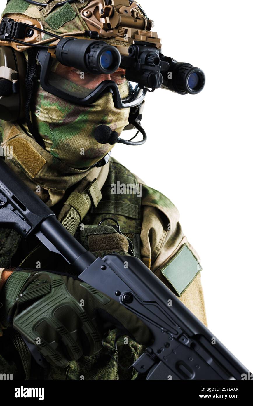 Nahaufnahme eines Soldaten mit Nachtsichtbrille und taktischer Ausrüstung, der eine Waffe hält, militärische Präzision und moderne Kampfhandlungen zeigt Stockfoto