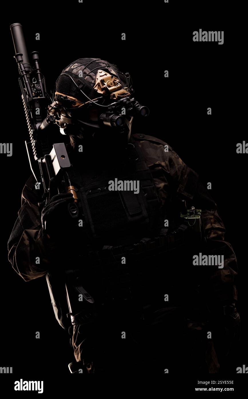 Professionelle Spezialkräfte tragen Nachtsichtbrille und taktische Ausrüstung in einer dunklen, intensiven Umgebung. Hochwertige Darstellung des Militärprofis Stockfoto