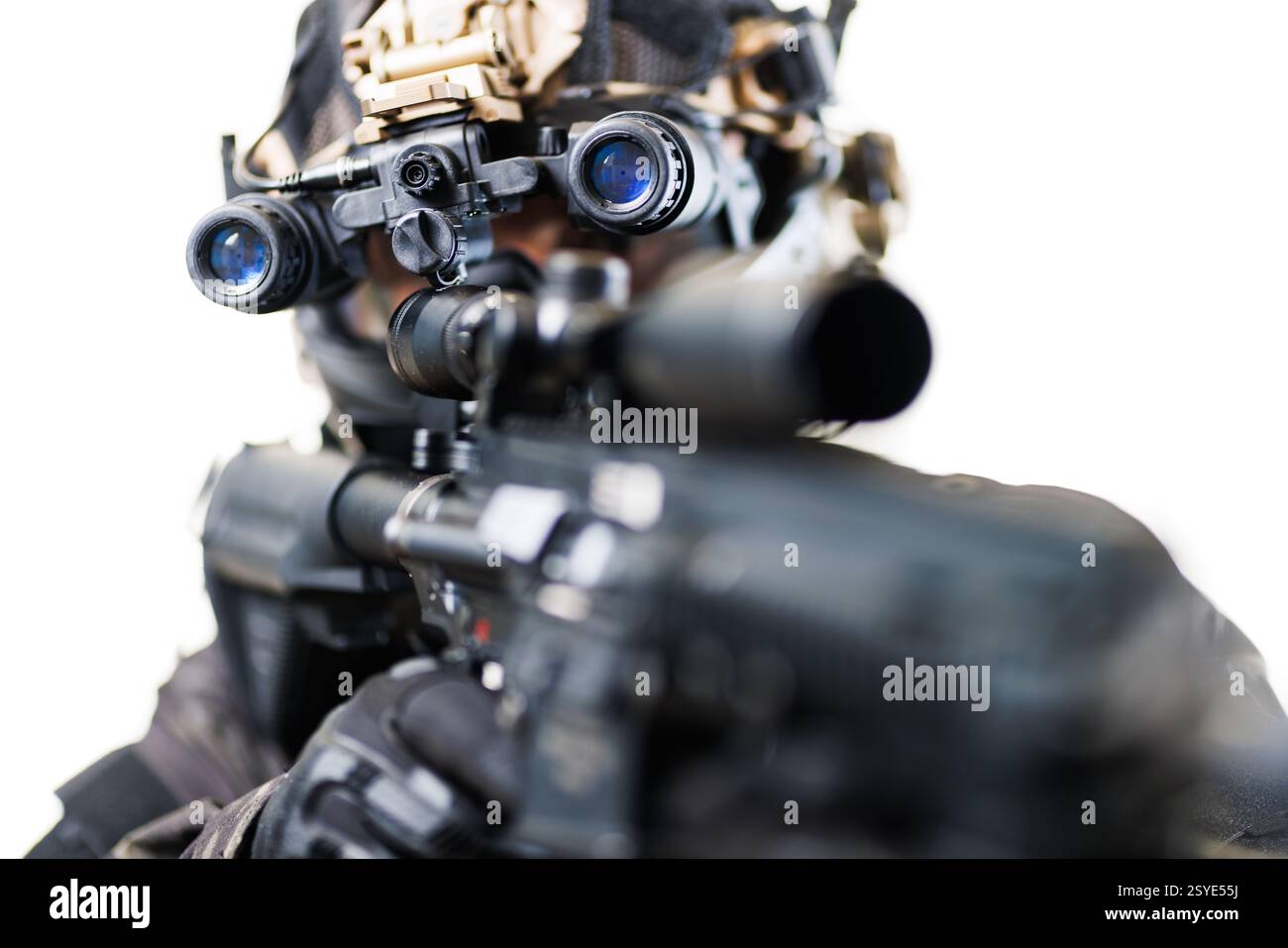 Nahaufnahme eines Soldaten, der eine Nachtsichtbrille trägt und mit einer taktischen Schusswaffe zielt, die Kampfbereitschaft, professionelle militärische Ausrüstung und zeigt Stockfoto