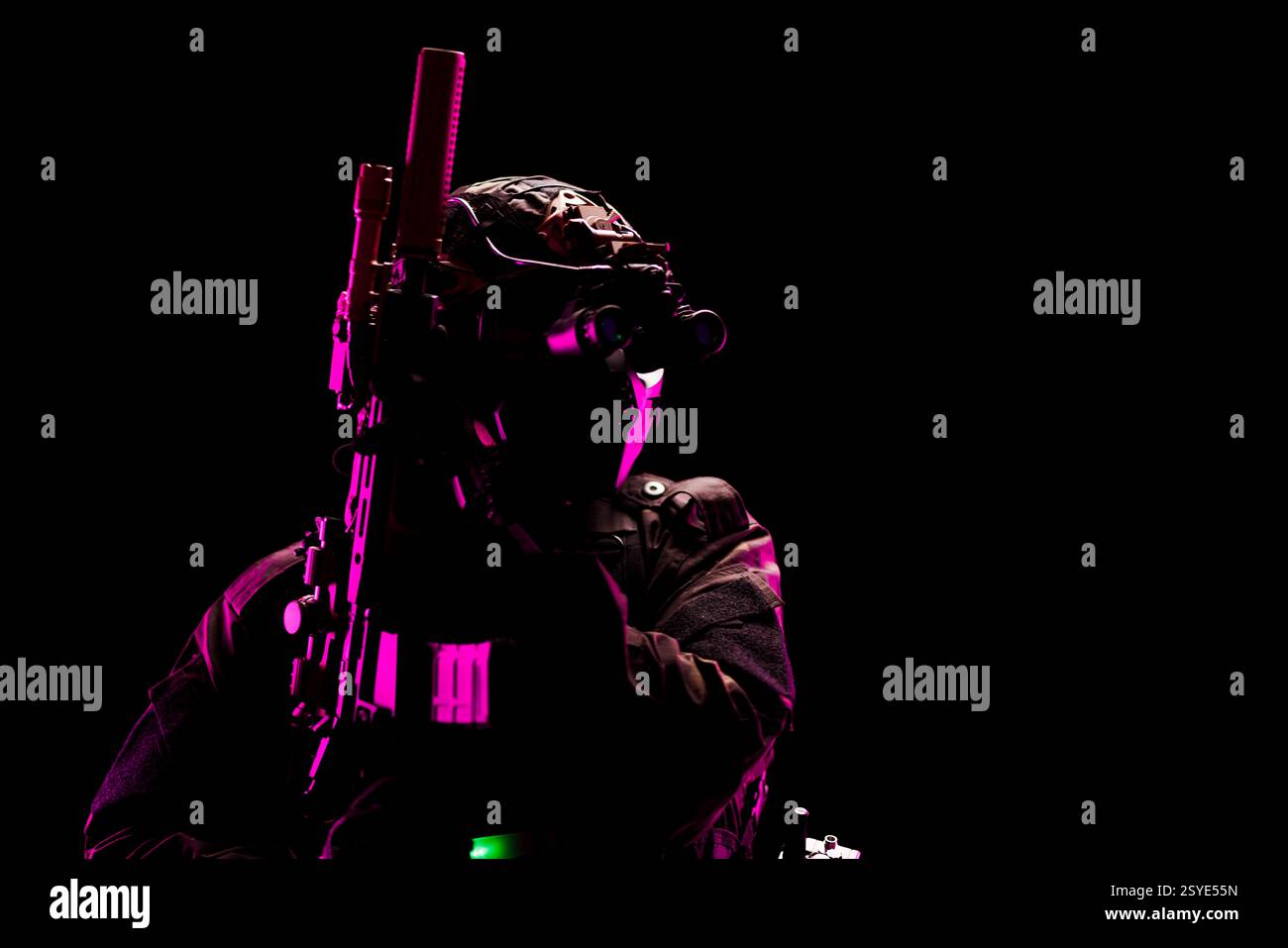 Ein Soldat mit einer Silhouette, ausgestattet mit taktischer Ausrüstung und Nachtsicht, in neonrosa Licht getaucht, vor dunklem Hintergrund. Ein Konzept, das Techno betont Stockfoto