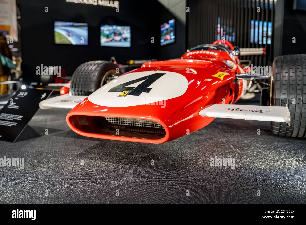 Ein historischer Rennwagen mit klassischem Design und Technik aus dem goldenen Zeitalter des Motorsports in einer lebendigen Ausstellungsumgebung Stockfoto