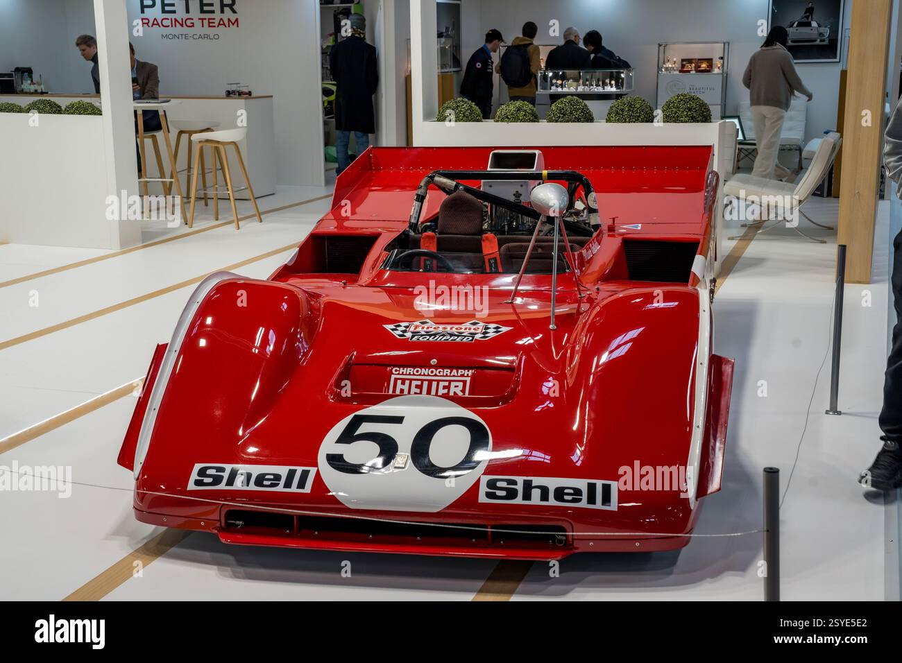 Ein Oldtimer-Rennwagen zeigt die Verschmelzung von Technik und Kunst in einer stilvollen Ausstellung bei einem renommierten Motorsport-Event Stockfoto