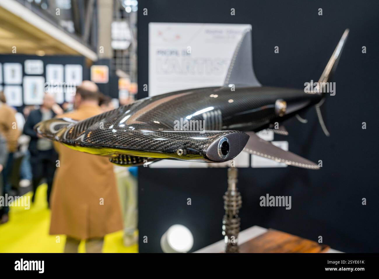 Innovatives Design zeigt ein schlankes Haimodell auf einer Ausstellung, die fortschrittliche Ingenieurskunst und Meeresinspirierung in einem modernen Veranstaltungsort beleuchtet Stockfoto