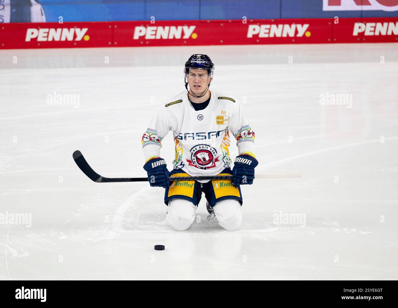 München, Deutschland. Februar 2025. Leonhard Pfoederl (Eisbaeren Berlin, #93) beim Warmup. GER, EHC Red Bull München vs. Eisbaeren Berlin, Eishockey, DEL, 49. Spieltag, Saison 2024/2025, 28.02.2025. Foto: Eibner-Pressefoto/Franz feiner Credit: dpa/Alamy Live News Stockfoto