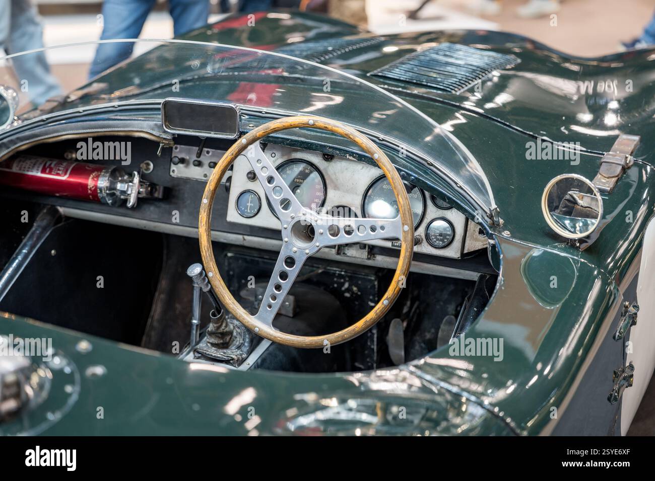 Das Interieur eines Oldtimer-Rennwagens zeigt elegantes Design und handwerkliches Können auf einer Automobilausstellung im frühen Herbst Stockfoto