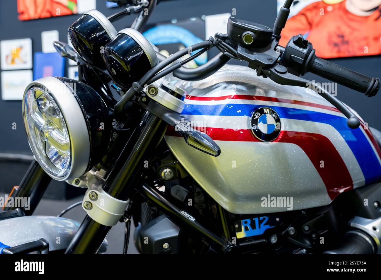 Entdecken Sie den Reiz eines schlanken Motorrads mit modernem Design und herausragender Technik auf einer Kunstausstellung Stockfoto