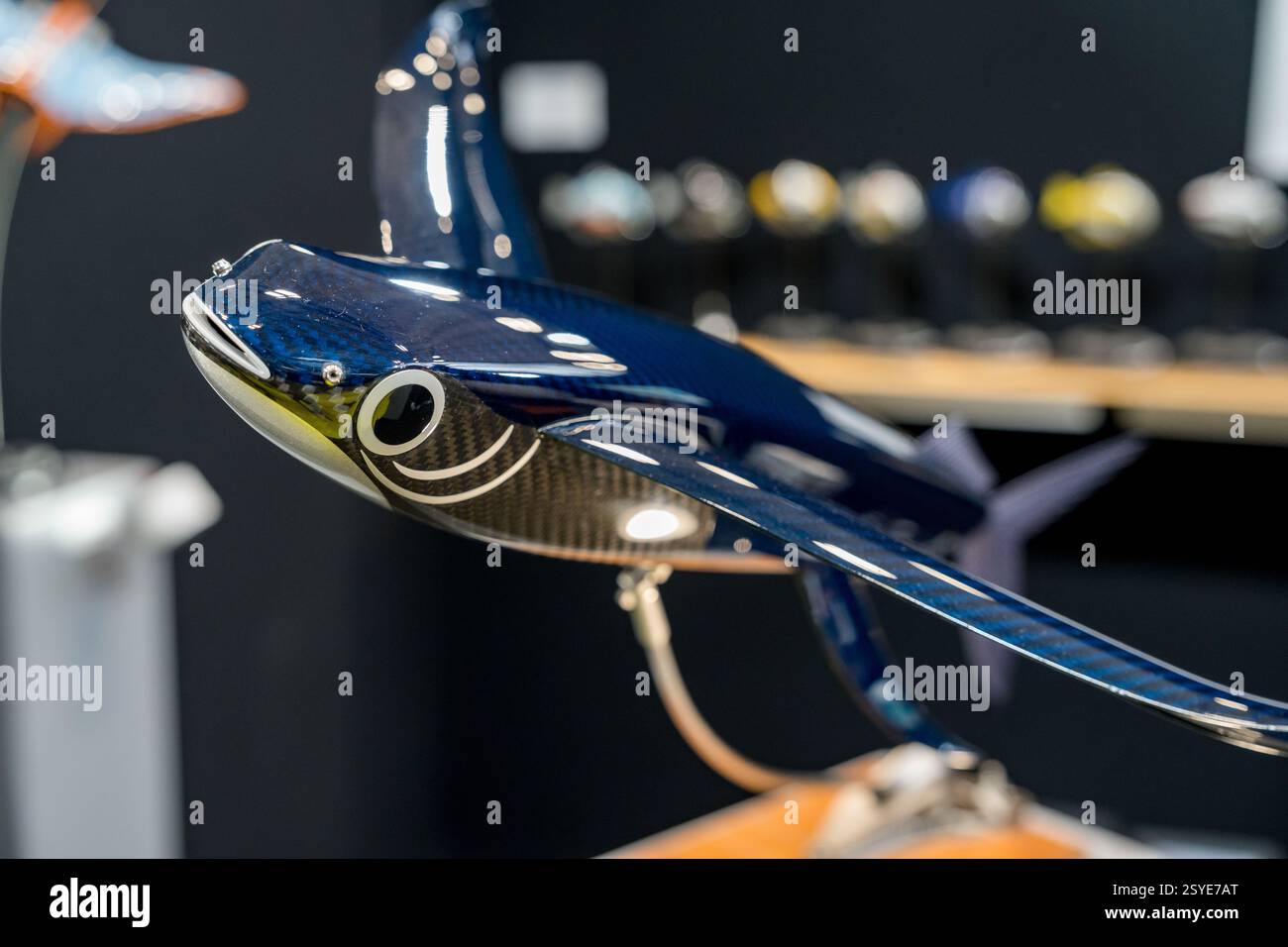 Einzigartige Fischskulptur zeigt künstlerisches Handwerk in einem modernen Ausstellungsraum Stockfoto