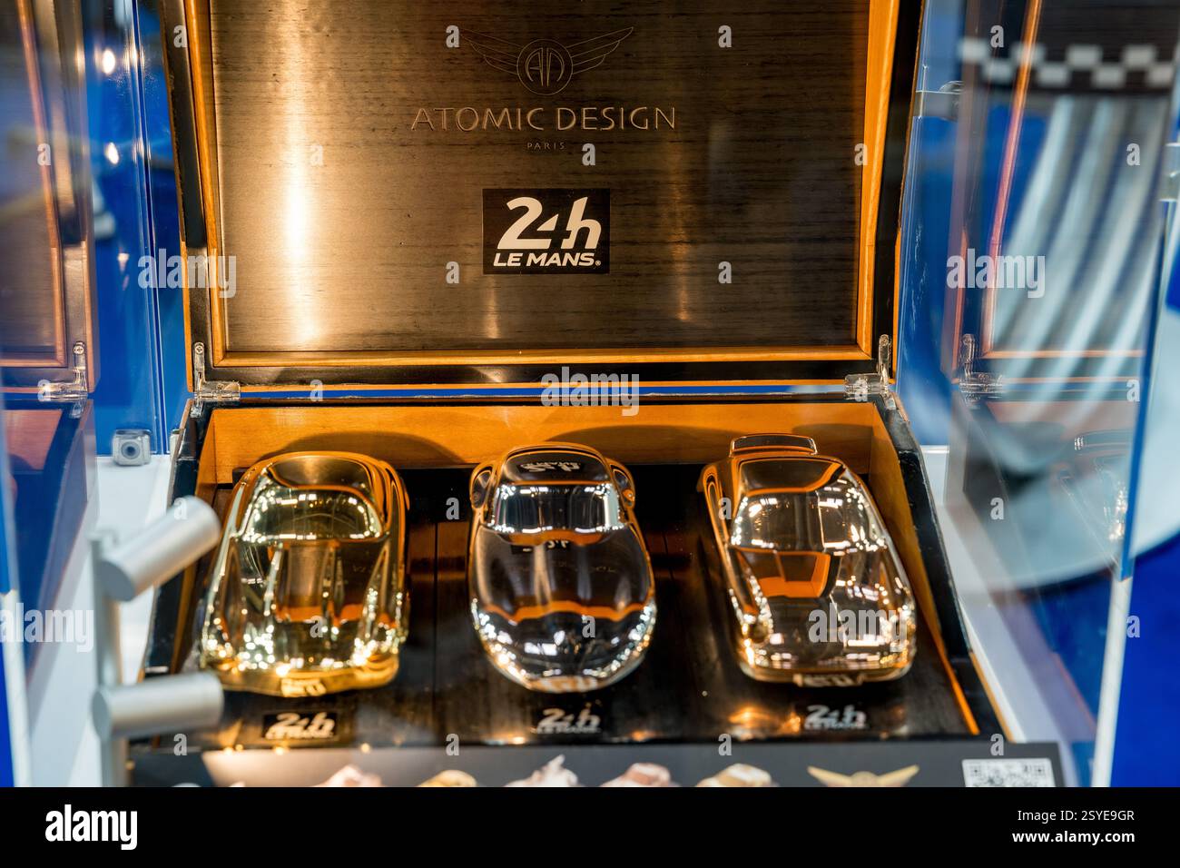 Sammlerstücke für Rennsportwagen, die in einem eleganten Schaufenster präsentiert werden und ihr kompliziertes Design auf einer Automobilausstellung hervorheben Stockfoto