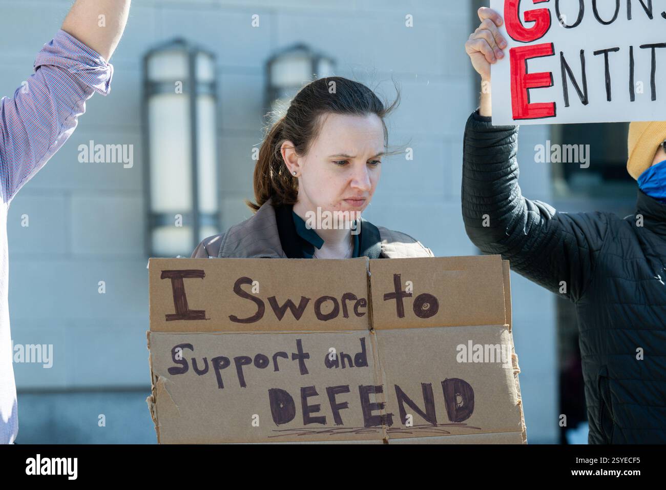 Washington, Usa. Februar 2025. Die Menschen versammeln sich außerhalb der USAID-Büros, da entlassene Mitarbeiter am Donnerstag und Freitag 15 Minuten Zeit erhielten, um ihre Sachen und Schreibtische am Freitag, den 28. Februar 2025, in Washington, DC, zu räumen. Foto: Annabelle Gordon/UPI Credit: UPI/Alamy Live News Stockfoto